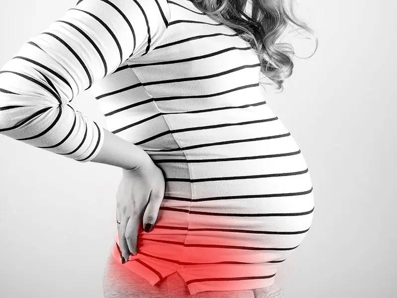 Gravid kvinna med foglossning och ont i bäckenet, ett vanligt graviditetsbesvär