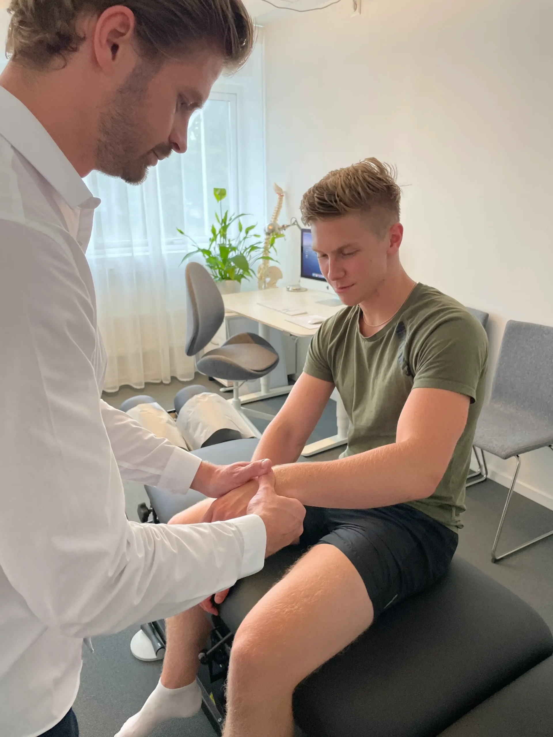 Kiropraktor utför behandling av handledsbesvär för att minska smärta och förbättra rörlighet